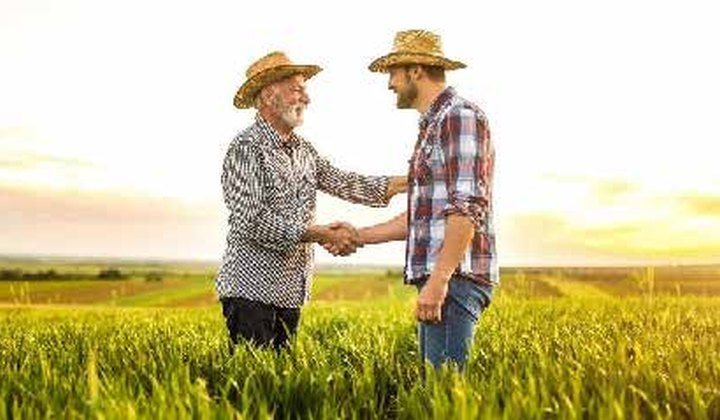 Produtores rurais se cumprimentando no campo
